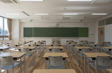 普通教室：床面積を旧教室の1.3倍に広げ、机は横70cmの ものを採用。すべての普通教室に電子黒板システムを設置