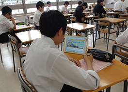 Wi-Fi環境の整った新本校舎での授業の様子 （写真はタブレット端末を用いた英語の授業の様子）