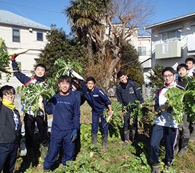 土に親しむ<br>普通部の農園で四季折々の野菜を育てています。汗をかいて、育てる楽しさと大変さを学んでいます。