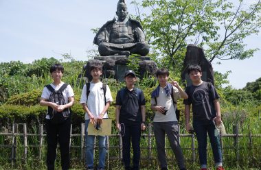 源氏山公園頼朝像前にて