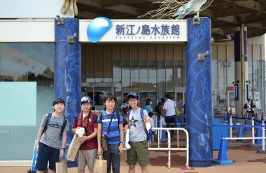 新江ノ島水族館前にて