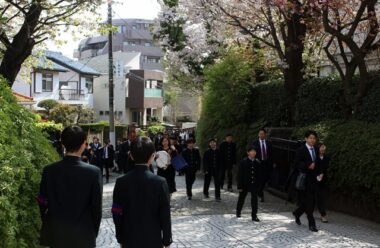 入学式前の正門