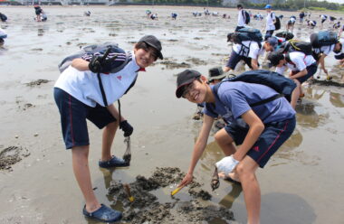<center>潮干狩り・富津公園ハイキング(2年)</center>